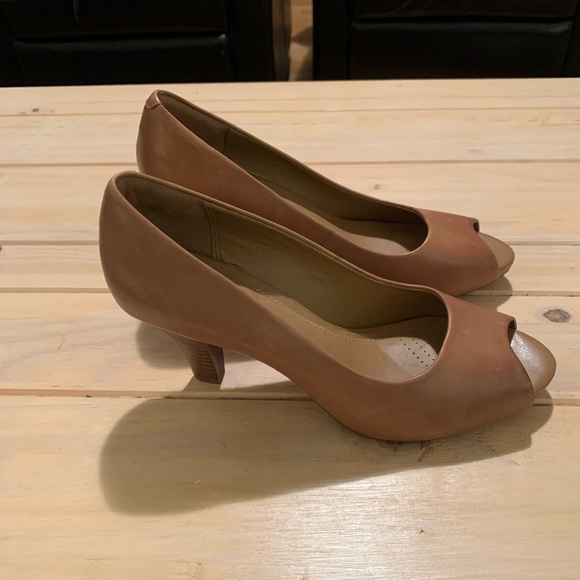 Heels - Clarks - Tan - Picture 4 of 5